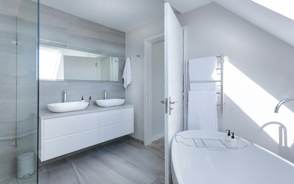 Aménagez votre salle de bain : solutions et conseils essentiels